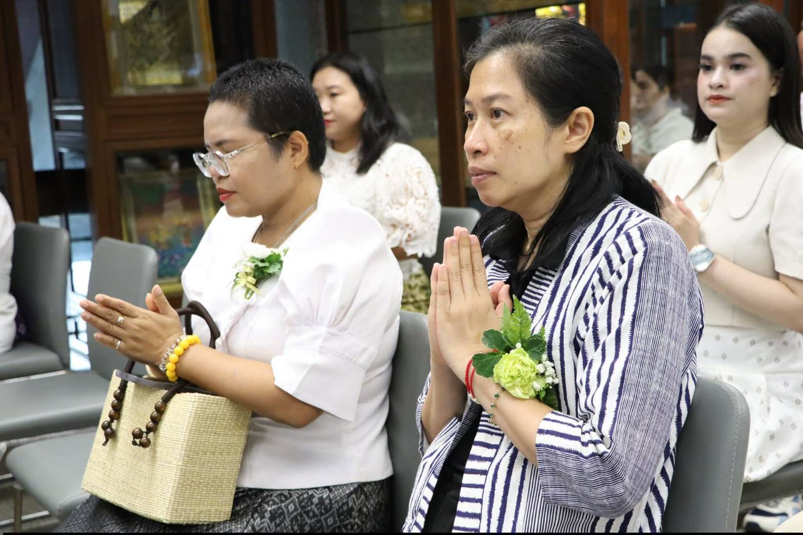 title - ศูนย์ส่งเสริมและพัฒนาอาชีพเสริมนอกภาคการเกษตร โดย สำนักงานการปฏิรูปที่ดินเพื่อเกษตรกรรม จัดโครงการพัฒนาบุคลากรเพื่อเพิ่มประสิทธิภาพการดำเนินงานด้านศิลปหัตถกรรม กิจกรรมไหว้ครูช่าง ณ ชั้น 2 อาคารพระมิ่งขวัญ ศูนย์ส่งเสริมและพัฒนาอาชีพเสริมนอกภาคการเกษตร (ศูนย์ศิลปาชีพบางไทรฯ (เดิม))